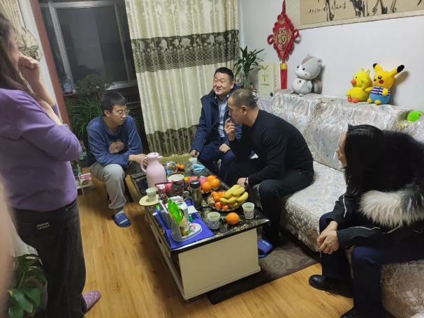 关爱员工冷暖 传递组织温情——市产投集团组织开展员工家访活动(图2) 关爱员工冷暖 传递组织温情——市产投集团组织开展员工家访活动(图2)