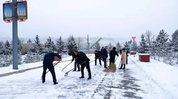 文明创建我先行——市产投集团组织员工开展积雪清扫活动(图2) 文明创建我先行——市产投集团组织员工开展积雪清扫活动(图2)