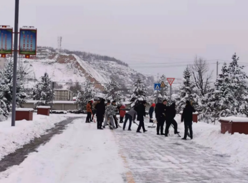 瑞雪兆丰年 扫雪保安全——市产投集团团委组织开展积雪清扫活动(图2) 瑞雪兆丰年 扫雪保安全——市产投集团团委组织开展积雪清扫活动(图2)